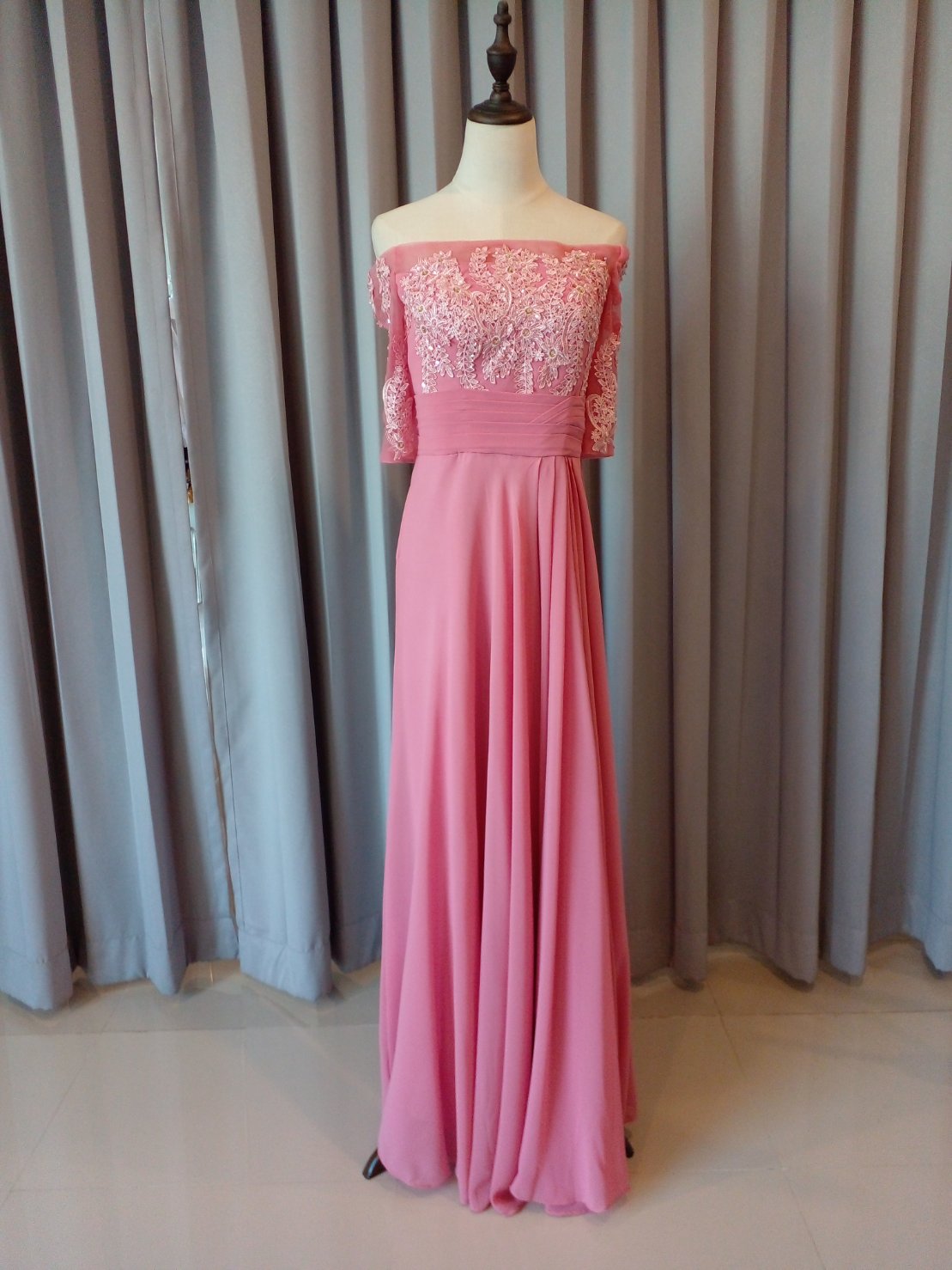 พร้อมเช่า ชุดราตรียาว แบบปาดไหล่/แขนยาว สีชมพู แต่งลูกไม้ปักเลื่อมลายใบไม้ ผ้าชีฟอง ซิปหลัง (ดูสีจริงได้ข้างล่าง)