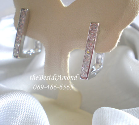 BE428RD+++ต่างหูห่วงแบบสี่เหลี่ยม+++งานเก๋มากๆๆ Modern สุดๆเป็นเพชรสี่เหลี่ยมฝังแบบล็อค ใส่แล้วเป็นเส้นตรงลงมา ทันสมัยมาก เพชรแพรวพราวเลยค่ะ