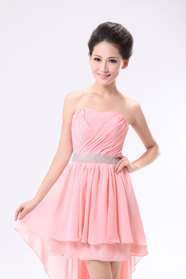 พร้อมเช่า ชุดราตรีสั้น เกาะอก สีโอรสอ่อน หน้าสั้นหลังยาว คาดเอวแถบคริสตัลสวย