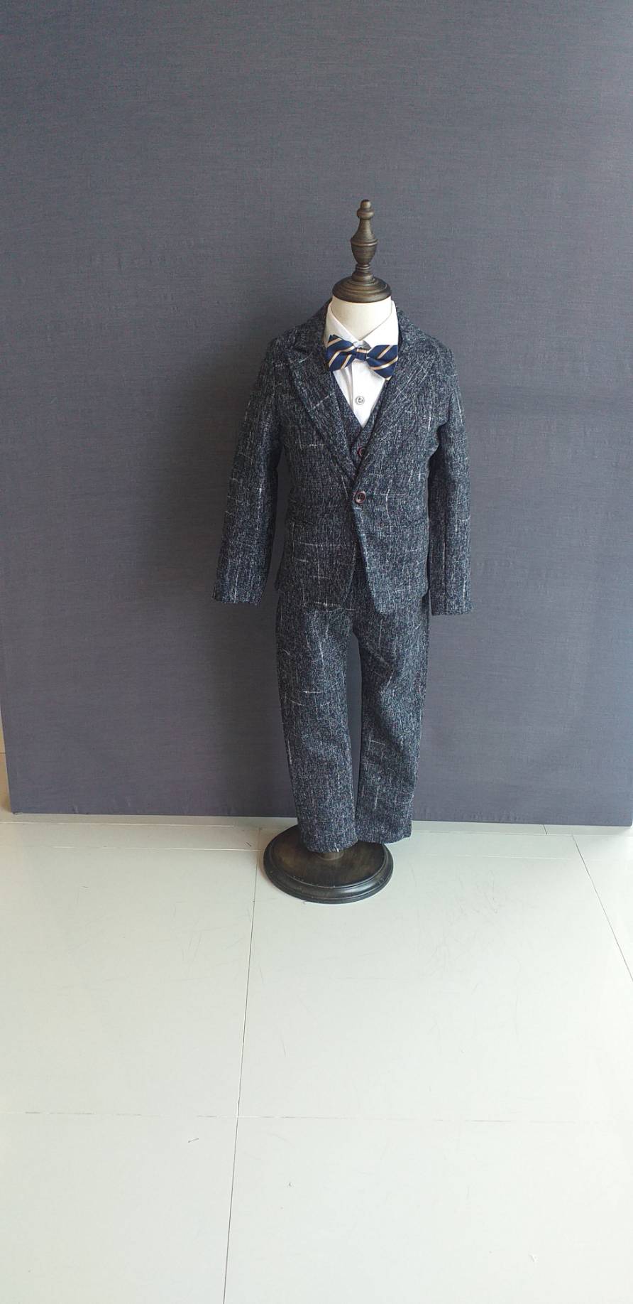 พร้อมเช่า ชุดสูทเด็กชาย สีเทาดำ สไตล์เกาหลี **พร้อมเช่าไซส์ 90 ,110 , 120**