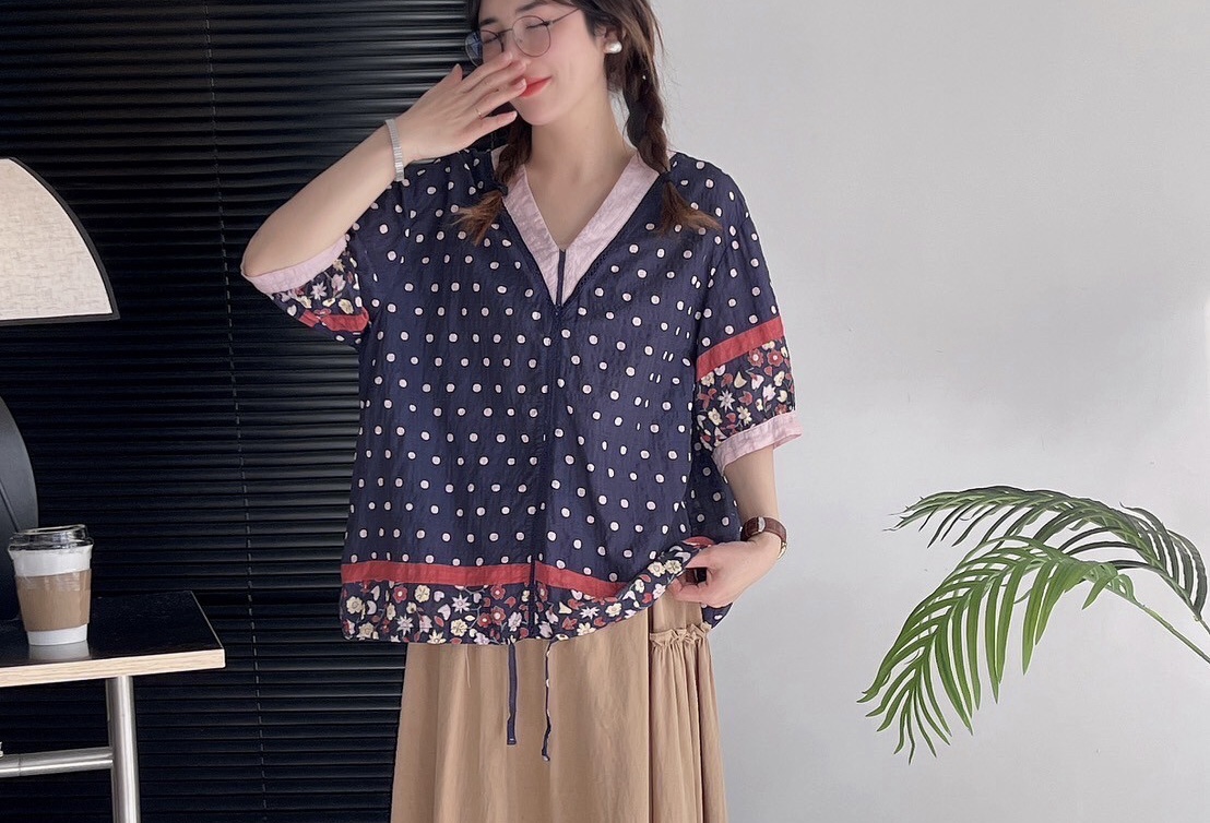 เสื้อคอวีผ้าฝ้ายลายจุดแต่งลูกไม้