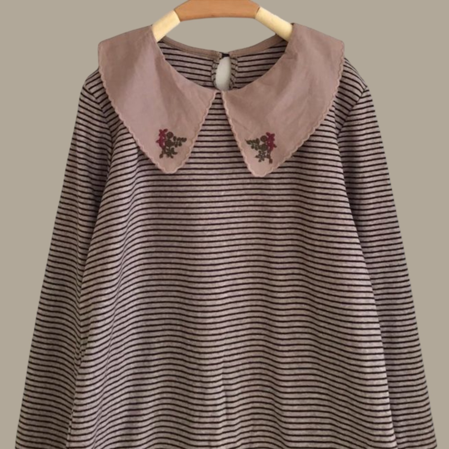 เสื้อยืดลายริ้วแต่งปกลายปัก