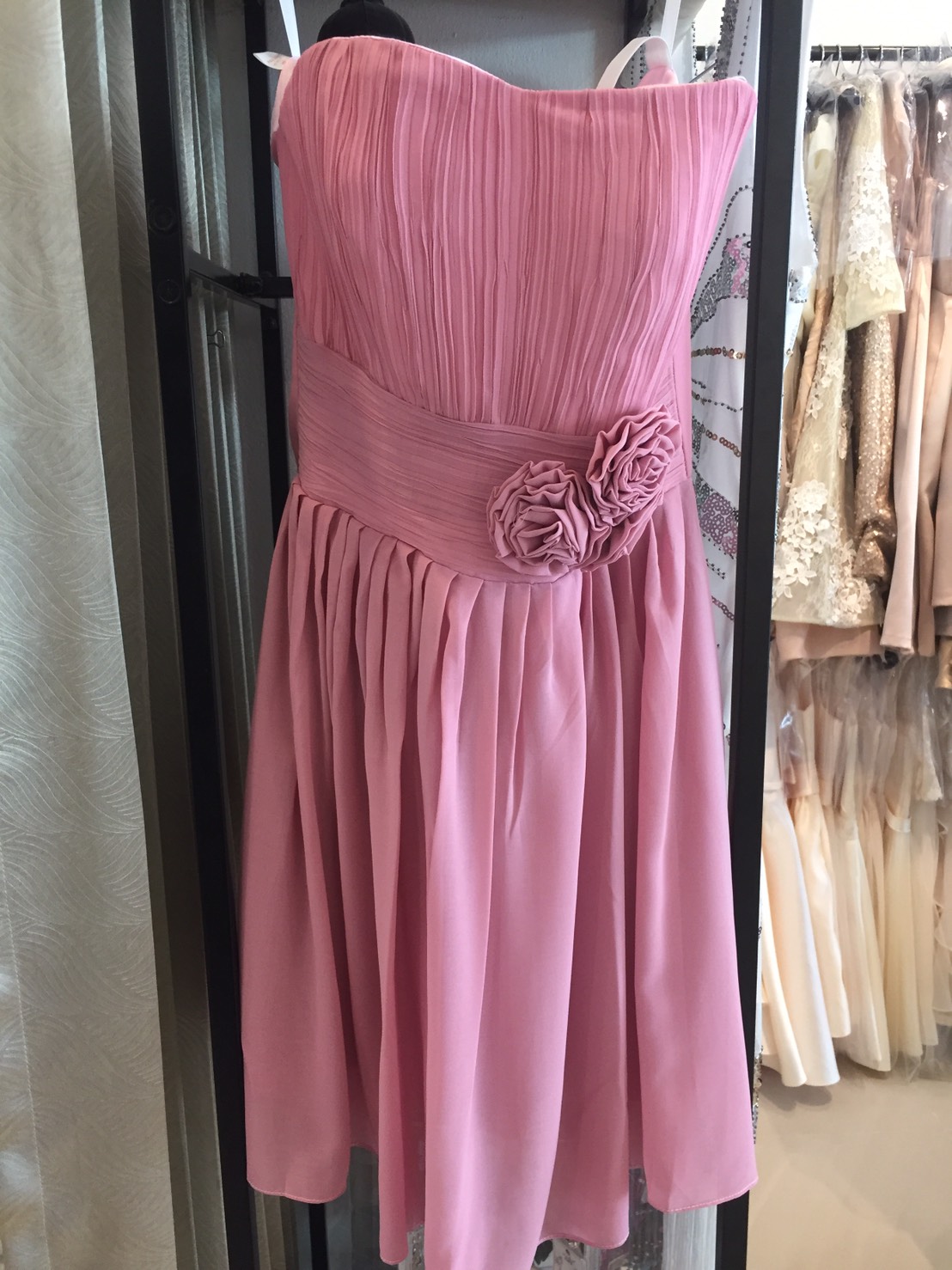 พร้อมส่ง ชุดราตรีสั้น แบบเกาะอก ผ้าชีฟอง ช่วงอกอัดพลีท แต่งดอกที่เอว สีชมพู
