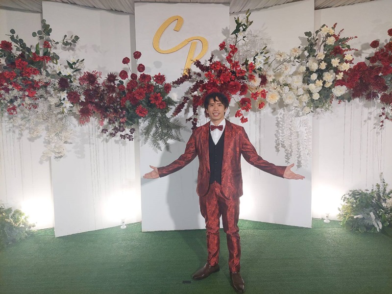 พร้อมเช่า ชุดสูทชาย สีแดง พิมพ์ลาย เนื้อผ้าแพรแบบหรูมาก