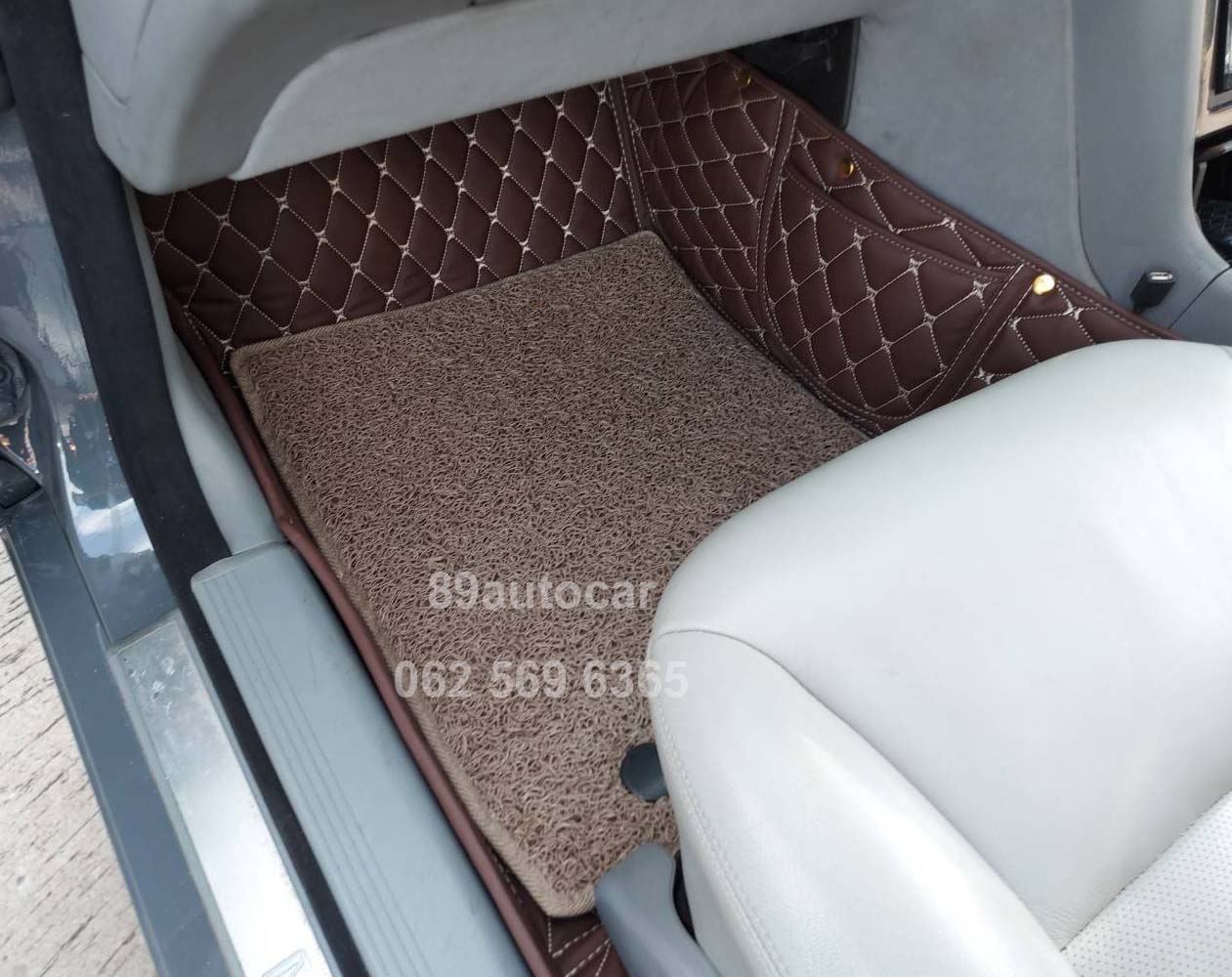 พรมปูพื้นรถยนต์ Benz E200 W210 ปูพรม7D สีกาแฟ เสริมพรมดักฝุ่นสีครีม เข้ารูป