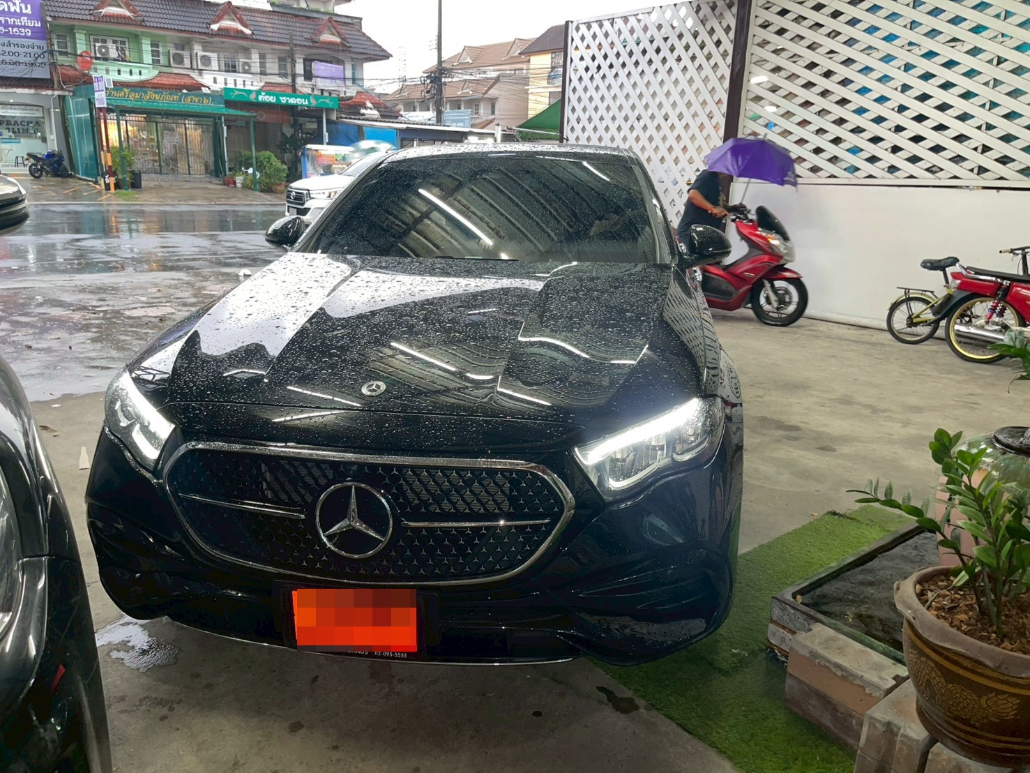 พรมรถ Benz E220d W214 2025 ปูพรมVVIP สีน้ำเงินด้ายทอง เต็มคัน เสริมด้วยพรมดักฝุ่นสีดำ