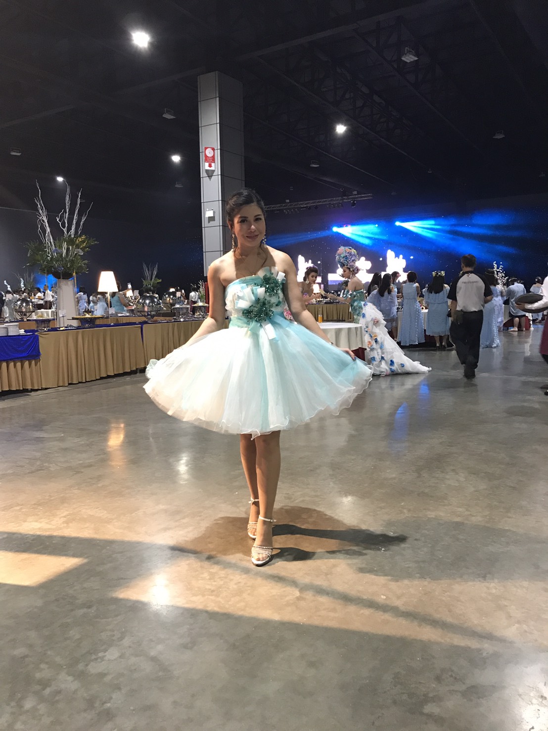 พร้อมเช่า ชุดแฟนซี เช่า 500 ชุดราตรีสั้น เกาะอก สีฟ้า ช่วงอกแต่งดอกเก๋มาก น่ารักฟรุ้งฟริ้ง