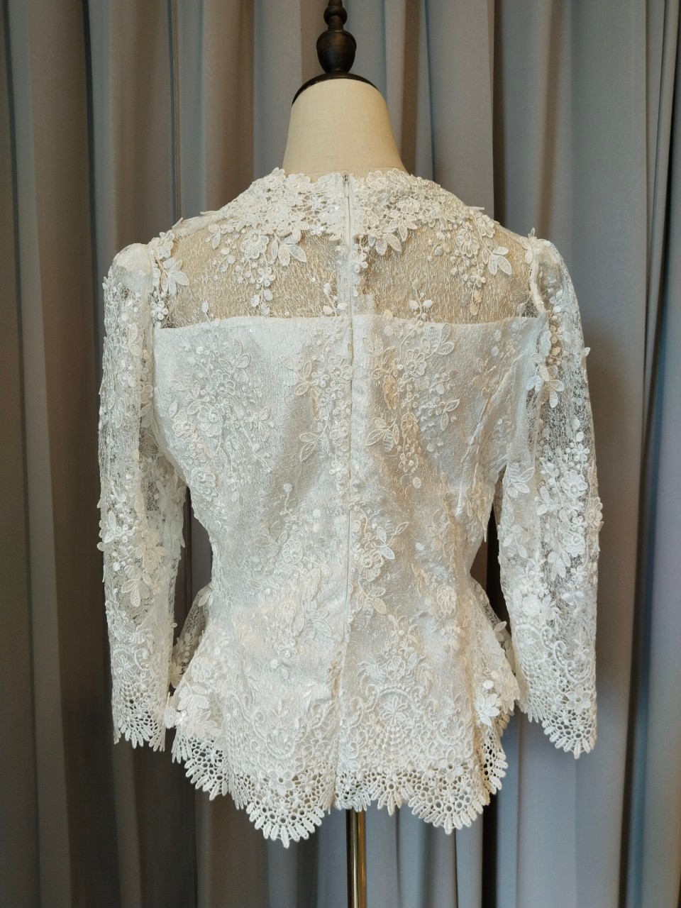 พร้อมเช่า เสื้อ ชุดเช่า ชุดไทยคุณแม่ ผ้าไหมกาฬสินทร์ เสื้อลูกไม้สีขาว คอปีน ผ้าซิ่น แยกชิ้น เรียบหรู **สามารถเลือกเปลี่ยนกระโปรงแบบที่ต้องการได้**