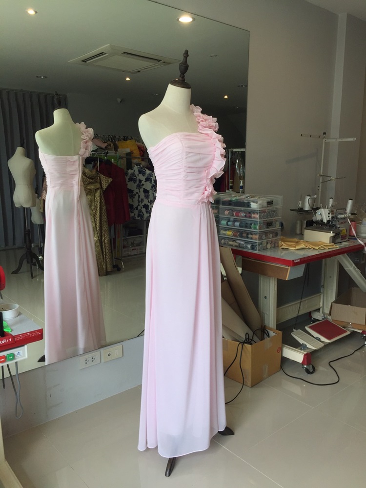 พร้อมเช่า ชุดราตรียาว ไหล่เดียว จับจีบตลอดช่วงเอว แต่งระบายไหล่ซ้าย เรียบหรู สีฟ้า