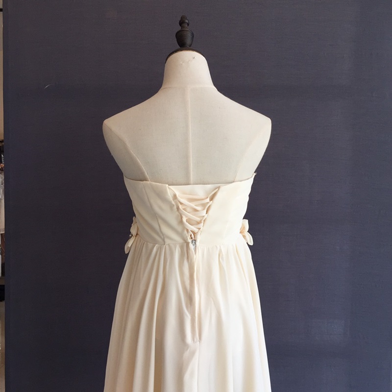 พร้อมเช่า ชุดราตรีสั้น เกาะอก หน้าสั้นหลังยาว แต่งดอกเพิ่มคริสตัล สีครีม