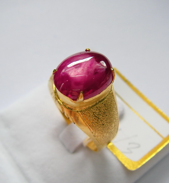 ทับทิมพ ม่า Ruby Burma ติด Starบางๆ เนื้อแก้ว สีแดง เลือดนกอมชมพู มีติดลายในเนื้อ ขนาด 12.82x10.37x4.85 mm. นน.6.83 ct.