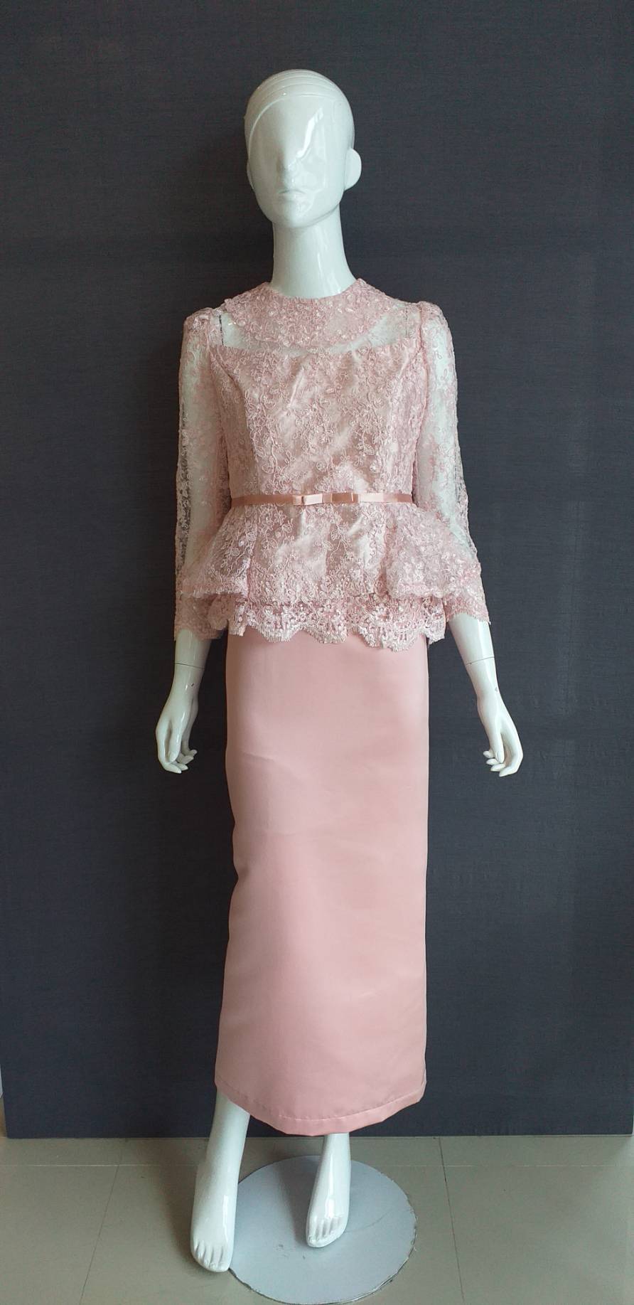 พร้อมเช่า ชุดไทยคุณแม่ เสื้อลูกไม้ ผ้าซิ่น แยกชิ้น เรียบหรู สีชมพูสวยหวาน