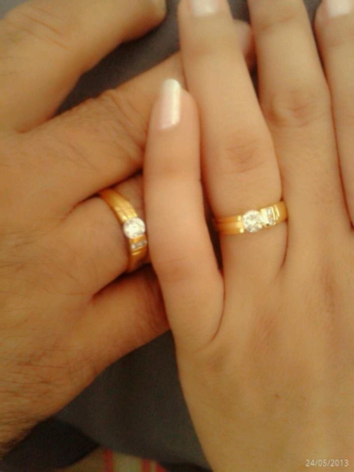 BR042RD+++แหวนเพชรเดี่ยวค่ะ เม็ดกลม เท่ห์ เรียบ ดูมี Style ล้อมด้วยเพชรเล็ก 2 เม็ดค่ะ ชุปทองแท้ 24 K