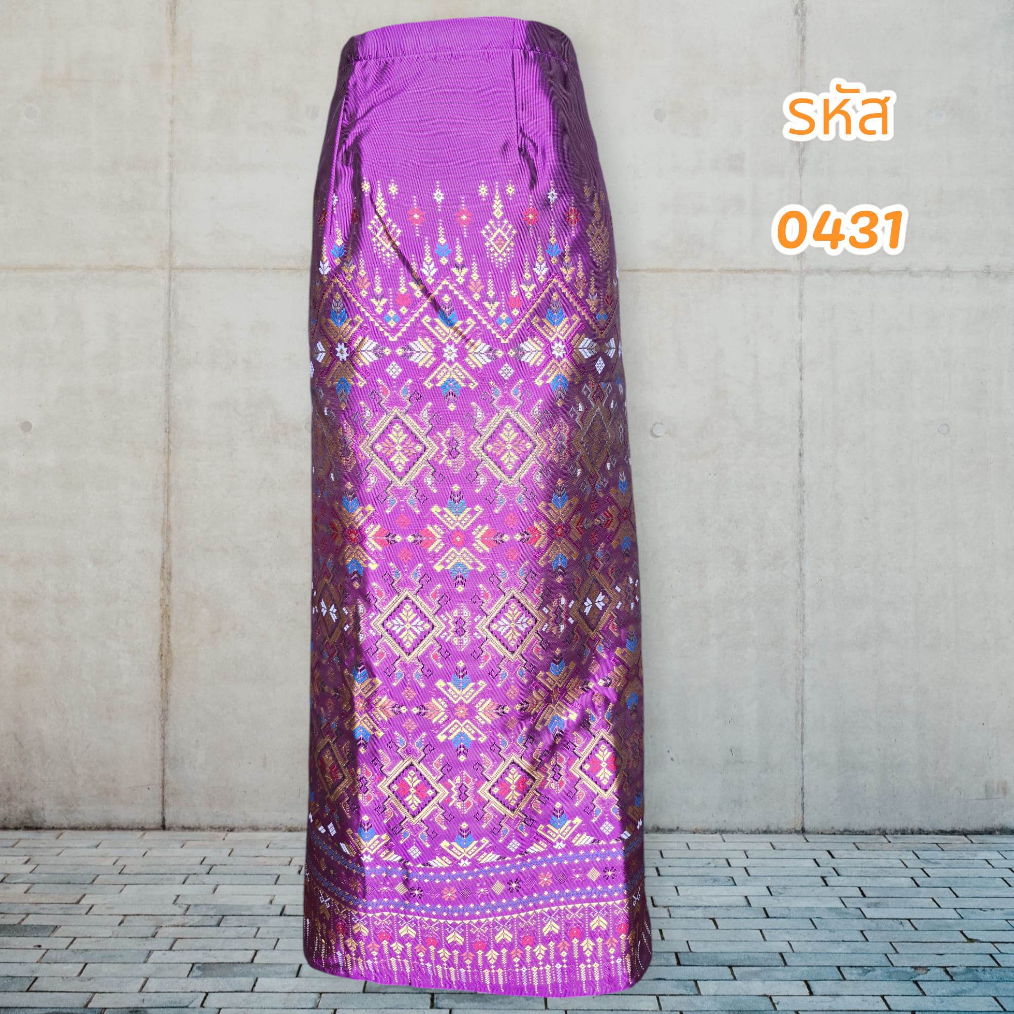 ผ้าถุงสำเร็จรูปแบบป้ายเย็บติดตะขอลายฉัตรสวรรค์สีม่วง (อัดผ้ากาว)