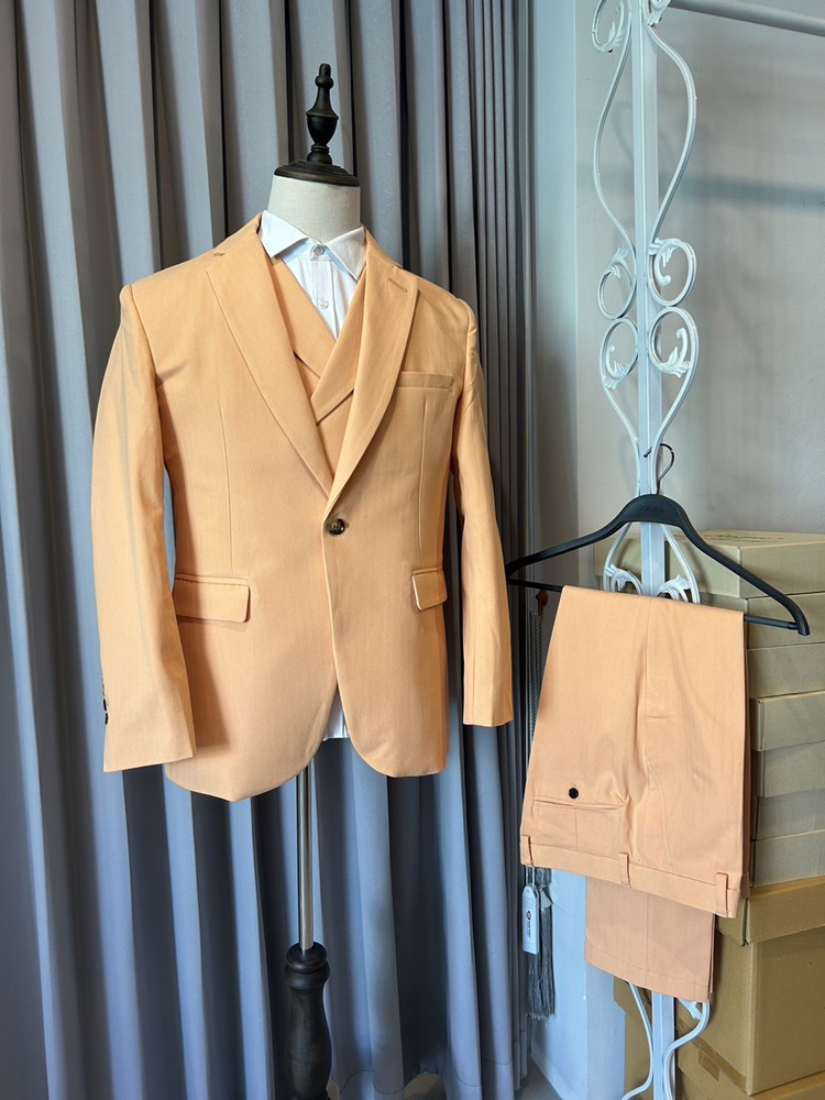 พร้อมเช่า ชุดสูทชาย สีส้มพาสเทล 1 กระดุม (พร้อมเสื้อกั๊ก) ผ้า Cotton twill 100% ทอลายในตัว