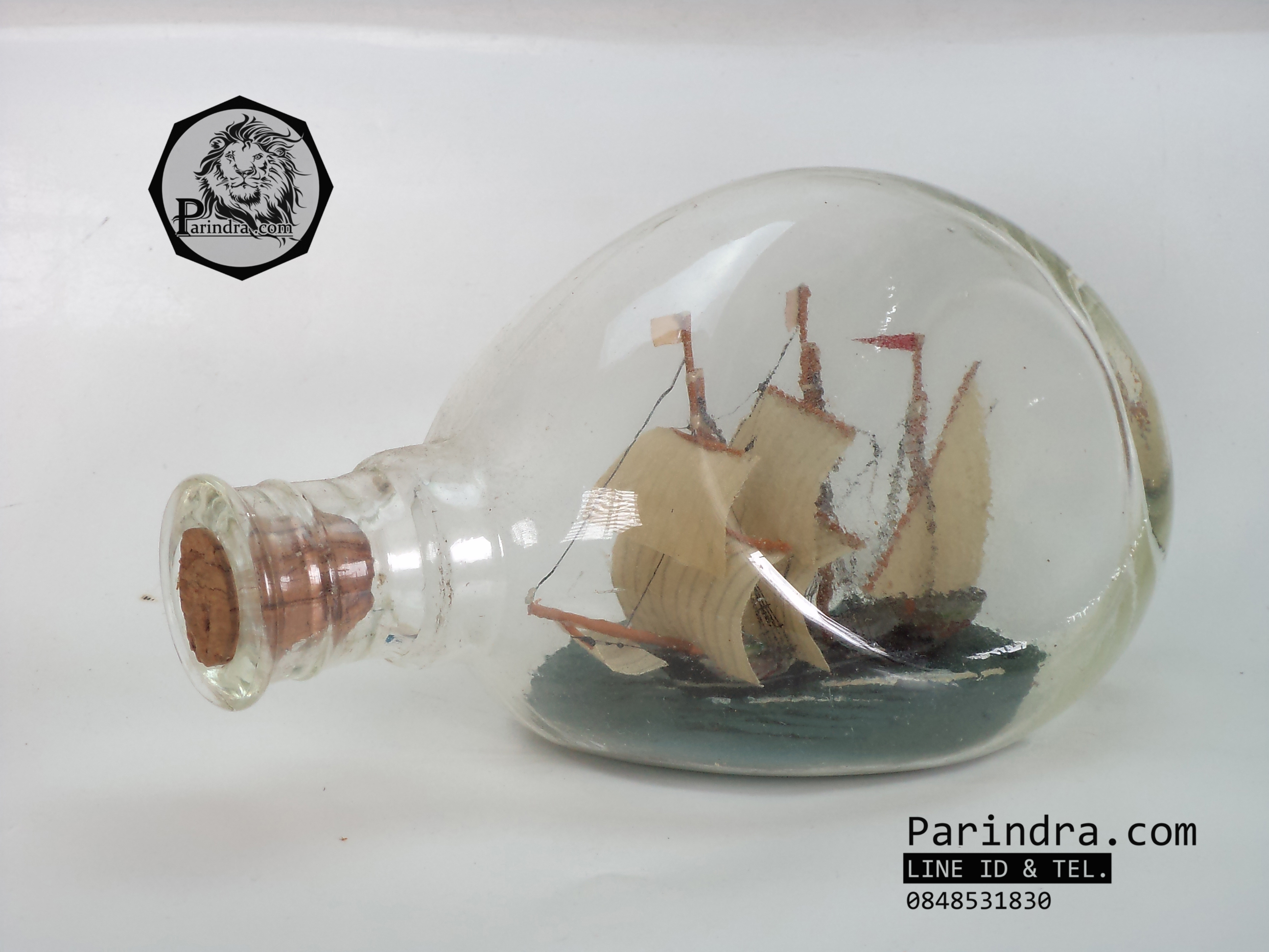 โมเดลเรือสำเภาไม้ในขวดแก้วสามเหลี่ยม