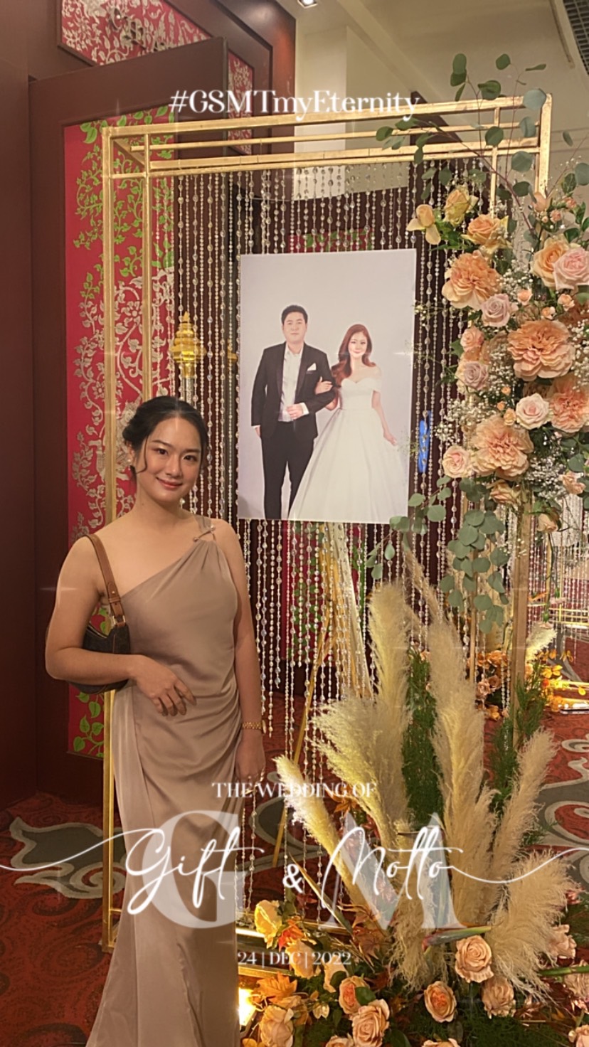 พร้อมเช่า ชุดราตรียาว ชุดเดรส ไหล่เฉียง จับเดรปหน้า สีน้ำตาล สีเบจ