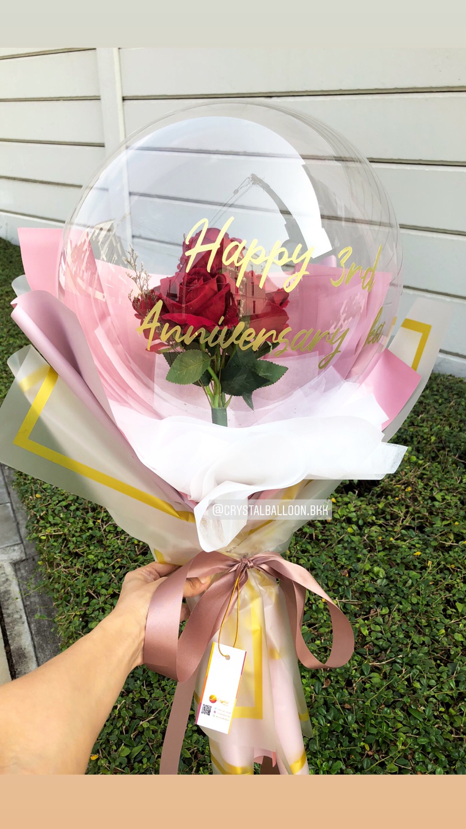 Flower Balloon Anniversary ครบรอบ Bubble ขนาด 18" พร้อมตกแต่ง ช่อดอกกุหลาบประดิษฐ์ สีแดง 1 ช่อ 7 ดอก สามารถเปลี่ยนข้อความ/เปลี่ยนสีได้