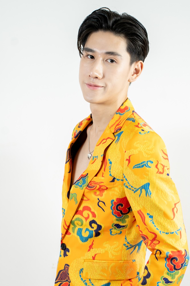 พร้อมเช่า ชุดสูทจีนชาย สีเหลืองทอง พิมพ์ลายกราฟฟิก สไตล์จีน *ไม่มีเสื้อกั๊ก*