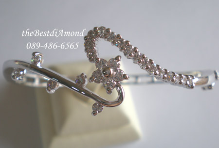 BB016RD+++กำไลcurve ดอกไม้+++กำไลน่ารักๆๆๆ เป็นรูปดอกไม้อยู่ใน curve ดีไซน์น่ารัก เก๋ไก๋ ดูModernมากๆ เหมือนออกจากร้านเพชรเลยค่ะ