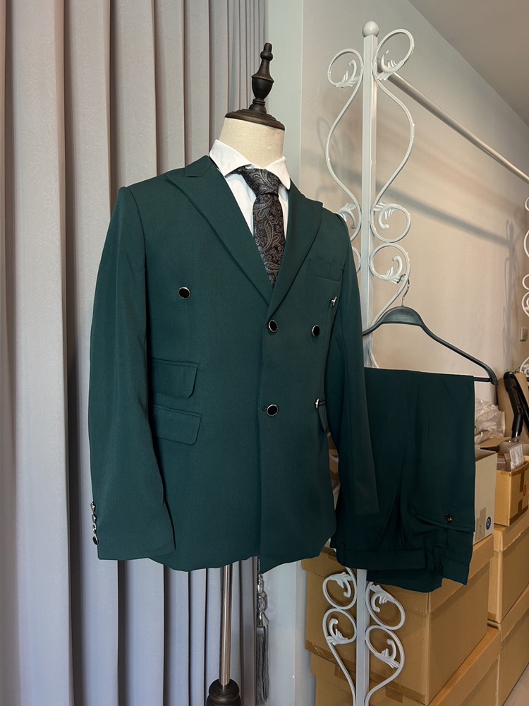 พร้อมเช่า ชุดสูทชาย สีเขียวเข้ม 4 กระดุม (ไม่มีเสื้อกั๊ก)