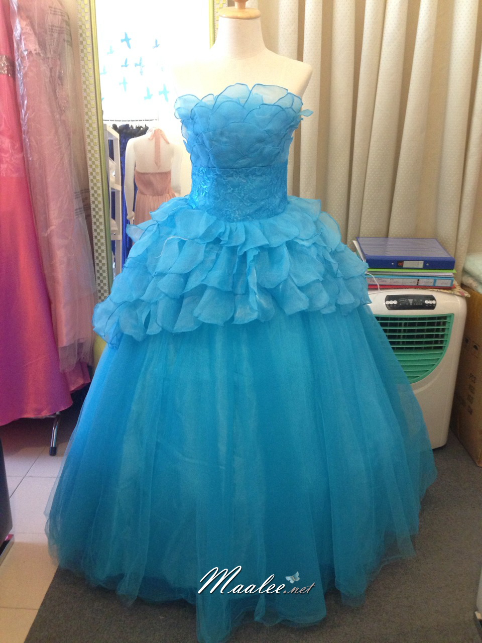 พร้อมเช่า ชุดแฟนซี ชุดราตรียาว สีฟ้า เกาะอก แต่งระบาย กระโปรงพองสวย ซิปหลัง