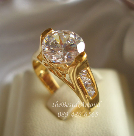 แหวนเพชรเม็ดเดี่ยวประมาณ 1 กะรัตกว่าๆ แบบแหวนชู สวยหรู มีดีไซน์ค่ะ ชุบทองแท้ 24 K หนา 5ไมครอน BR913