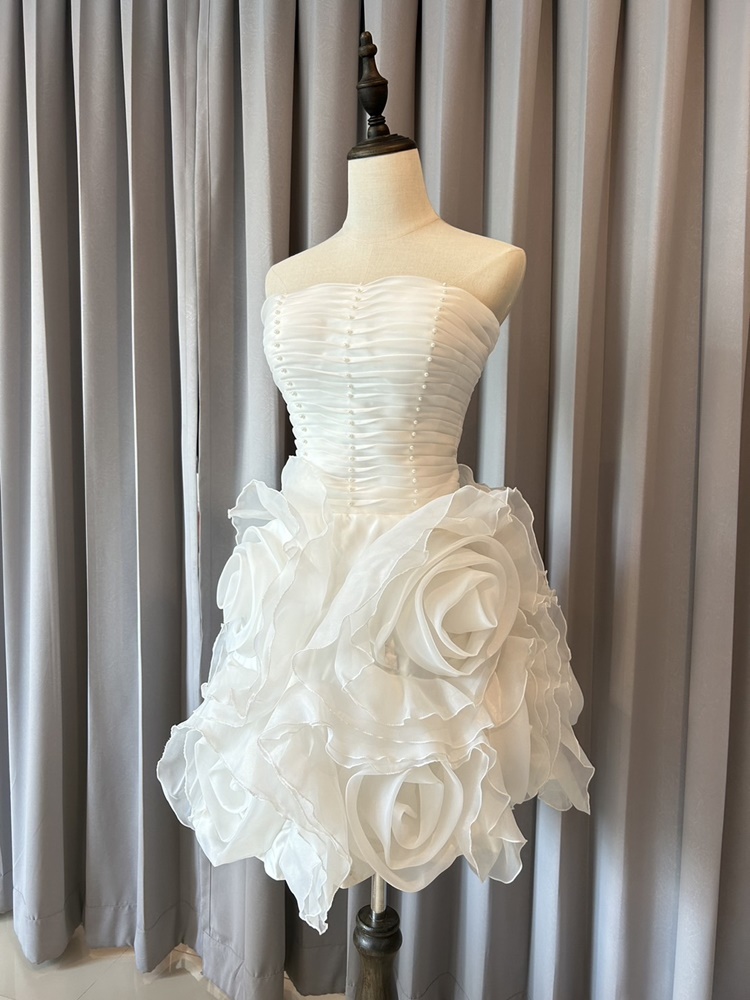 พร้อมเช่า ชุดแฟนซี ชุดราตรีสั้นเกาะอก สีขาว กระโปรงดอก 3 มิติ