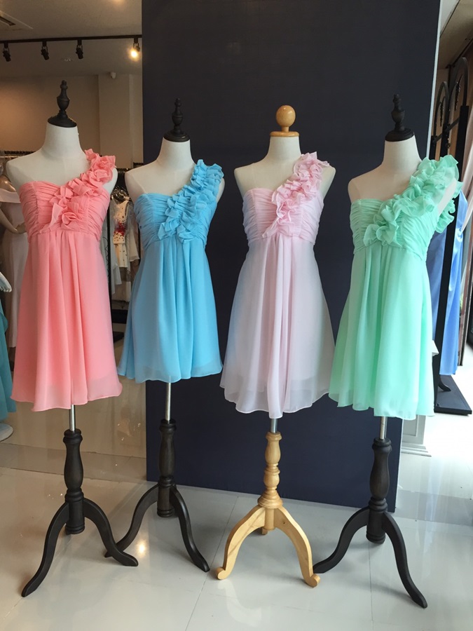 พร้อมส่ง ชุดราตรีสั้น ไหล่เดียว จับเดรปหน้าอก แต่งระบายช่วงไหล่ สีชมพู