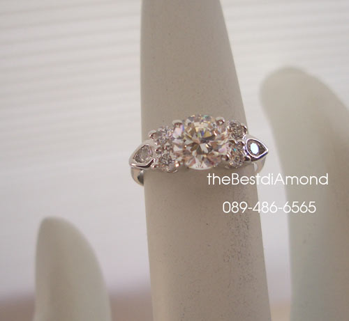 BR420RD+แหวนชู 80 ตังพร้อมบ่าข้างเพชร3 เม็ด หรูหรา สวยสุดๆ ดีไซน์ดูดีมีรสนิยม เหมือนจริงสุดๆๆเพชรแวววาวมาก ใส่แล้วขับให้นิ้วเรียวสุด ใส่ได้ทุกโอกาส