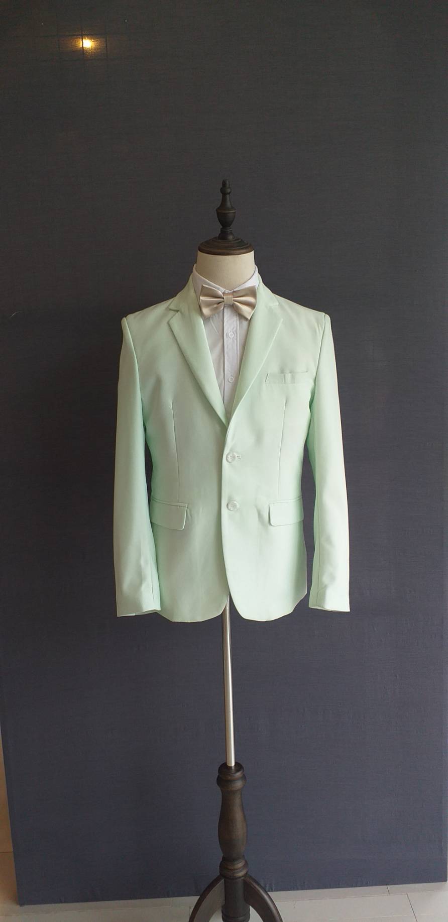 พร้อมเช่า ชุดสูทชาย สีเขียวมินท์ พาสเทล