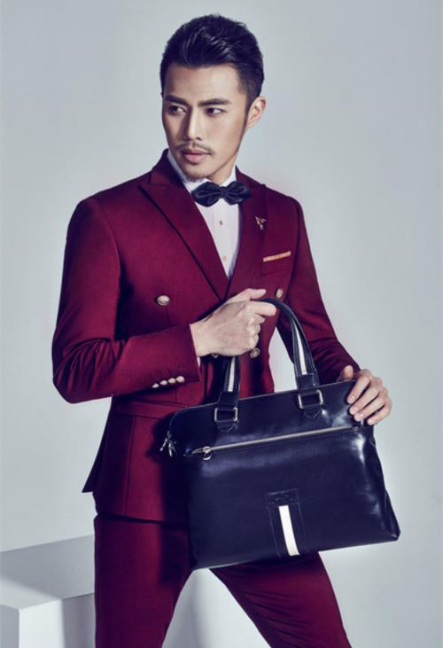 พร้อมเช่า ชุดสูทชาย สีไวน์แดง สองกระดุม แบบคลาสสิก ไม่มีเสื้อกั๊ก