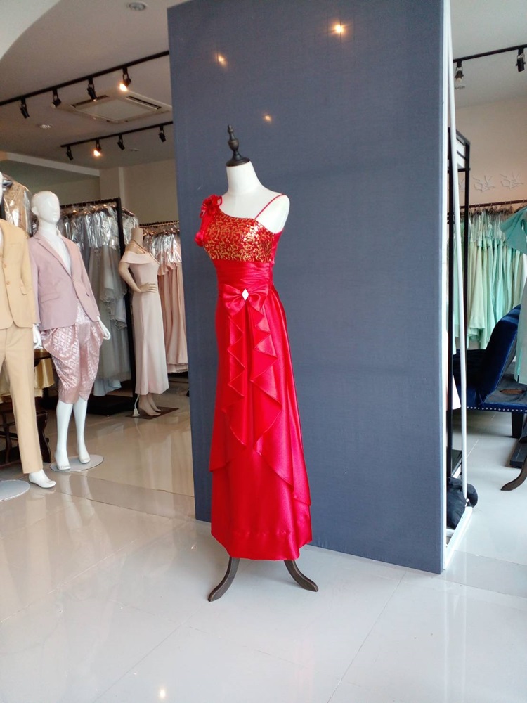 พร้อมเช่า ชุดราตรียาว ไหล่เฉียง สีแดงสด ปักเลื่อมไล่สี จับจีบแต่งโบว์ช่วงเอว ประดับดอกไม้สวยหวานบนไหล่