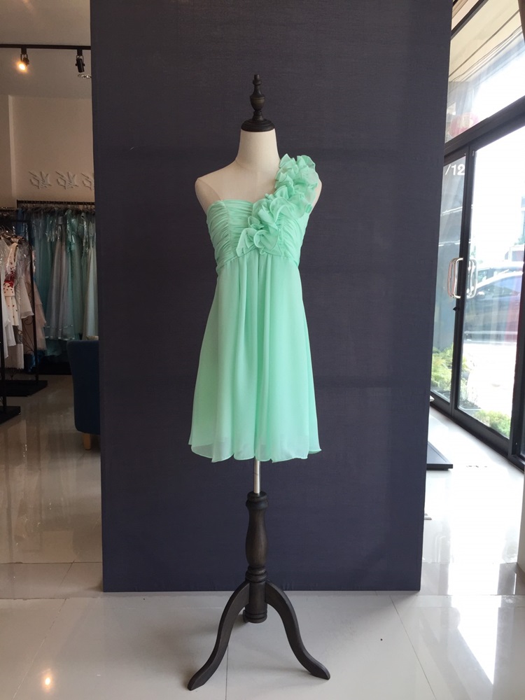 พร้อมส่ง ชุดราตรีสั้น ไหล่เดียว จับเดรปหน้าอก แต่งระบายช่วงไหล่ สีเขียวอ่อน