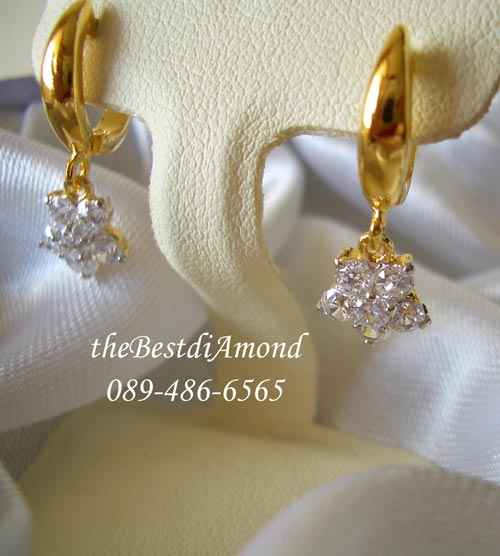 BE332===ต่างหูตุ้งติ้งดอกไม้=== น่ารักมากเลยนะคะ ด้านบนเป็นห่วงเรียบๆ ใช้เพชรขนาด 2 สตจำนวน 6เม็ดทำเป็นรูปดอกไม้ ห้อยเป็นส่วนของตุ้งติ้ง น่ารักดีค่ะ