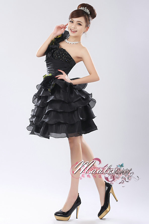 พร้อมเช่า ชุดแฟนซี ชุดราตรีสั้น กระโปรงระบาย ผ้าแก้ว แต่งดอกไม้สวยหวาน สีดำ (เชือกผูกหลัง)
