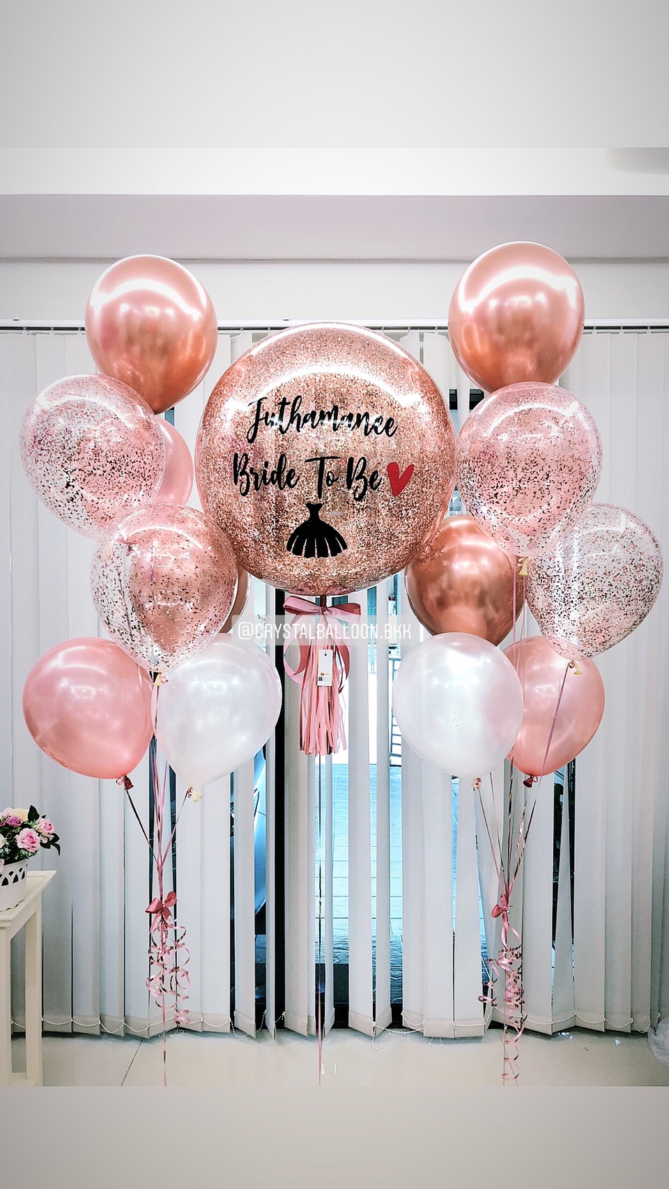 ลูกโป่ง Bride To Be Bubble ขนาด 24" พร้อมตกแต่ง ช่อลูกโป่ง 7 ลูก 2 ช่อ,ลูกโป่งใส ใส่กลิตเตอร์ สามารถเปลี่ยนสีลูกโป่ง/เปลี่ยนข้อความ/เปลี่ยนขนาดได้