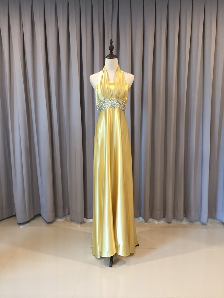 พร้อมเช่า ชุดราตรียาว เกาะอก แบบเก๋คล้องคอ สีทอง กระโปรงทรงเอ ประดับเลื่อมช่วงเอว