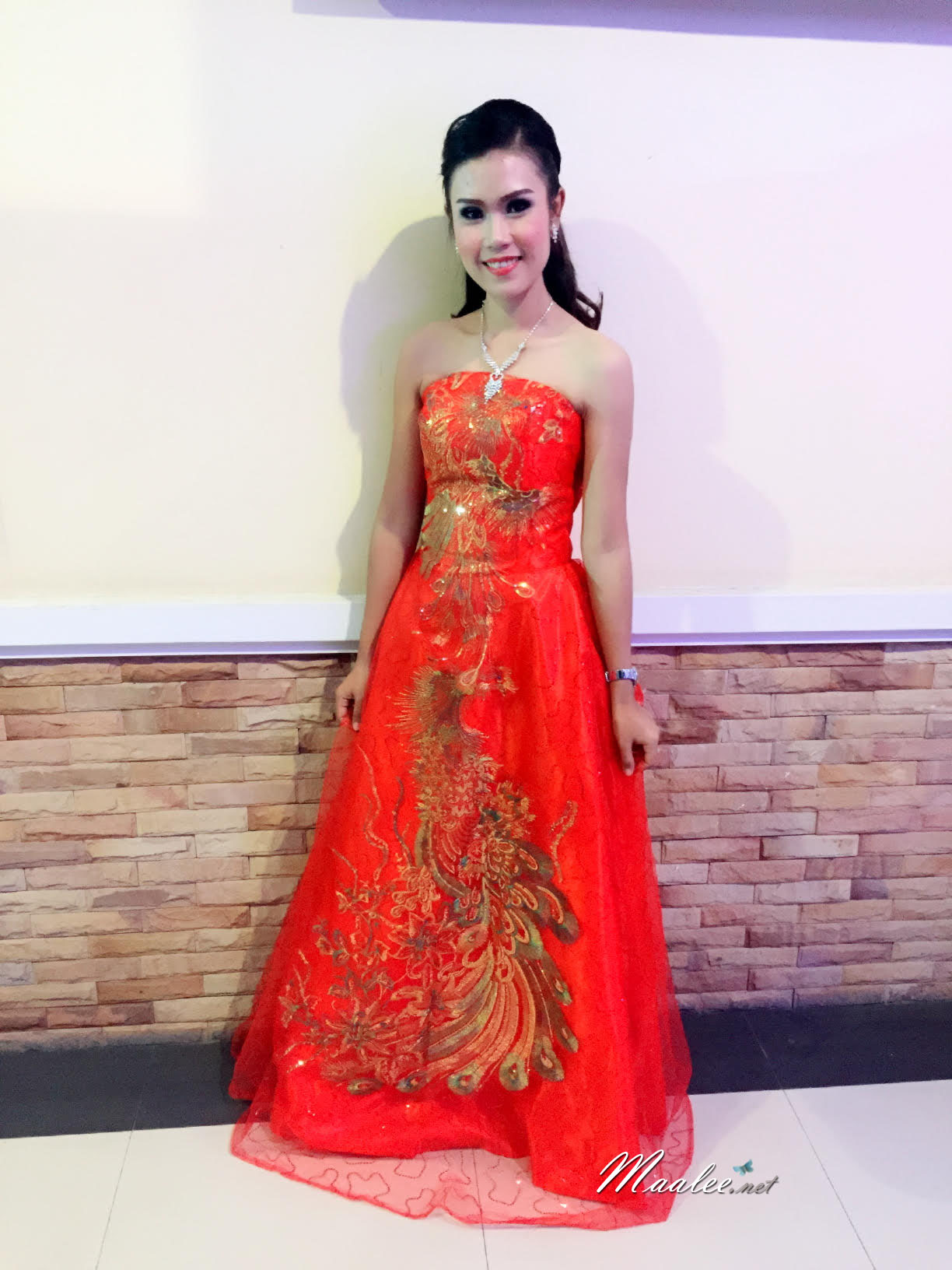 พร้อมส่ง ชุดราตรียาว เกาะอก สีแดง แต่งเลื่อมรูปลายนกยูง (ซิปหลัง)