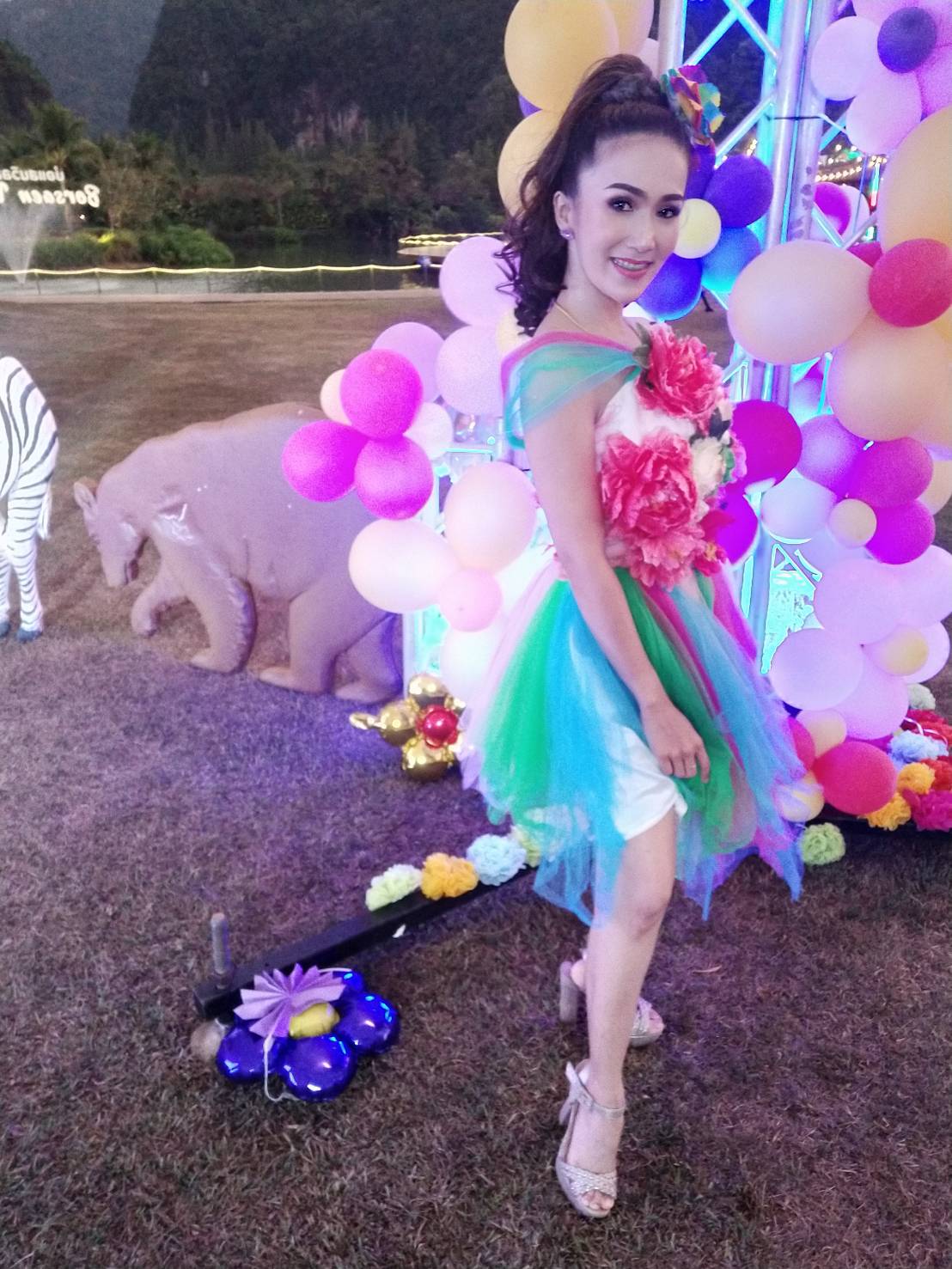 พร้อมเช่า ชุดแฟนซี เช่า 500 ชุดราตรีสั้น ดอกไม้หลากสี กระโปรงสายรุ้ง