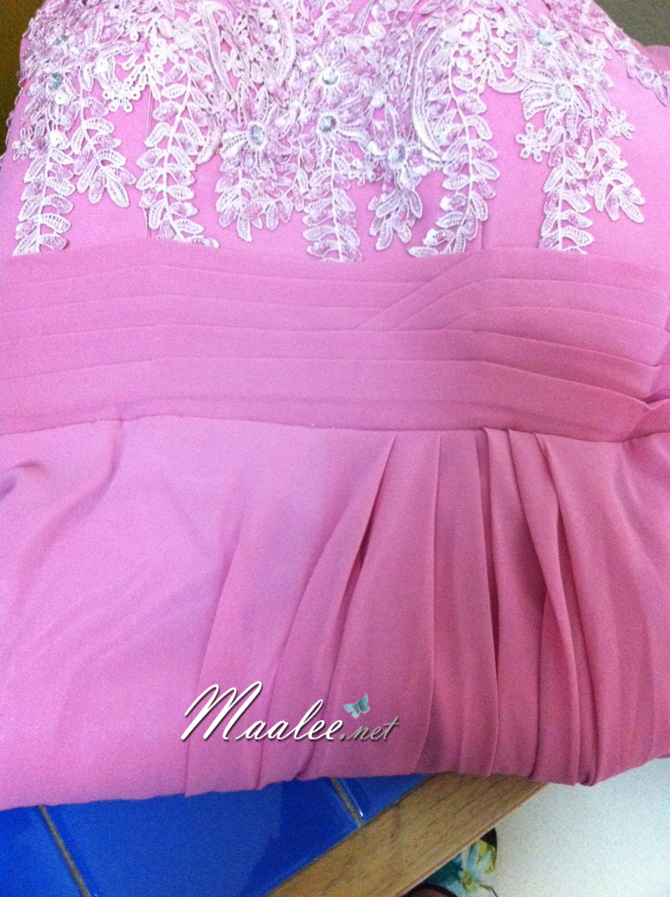 พร้อมเช่า ชุดราตรียาว แบบปาดไหล่/แขนยาว สีชมพู แต่งลูกไม้ปักเลื่อมลายใบไม้ ผ้าชีฟอง ซิปหลัง (ดูสีจริงได้ข้างล่าง)