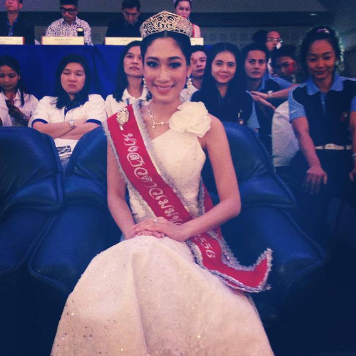 พร้อมส่ง ชุดราตรียาว ทรงหางปลา ผ้าลูกไม้ ไหล่เดียว สีขาว แต่งดอกไม้ช่วงไหล่