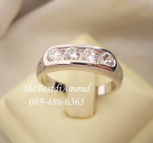 BR963RD+++แหวนล็อค 4 เม็ด+++แหวนแถวงามๆอีกแบบ โชว์เพชรขนาด 12 ตัง จำนวน 4 เม็ด แวววาวมากๆๆ ใส่ติดนิ้วได้ทุกโอกาส แบบนี้ใส่เป็นแหวนคู่ได้เลยค่ะ