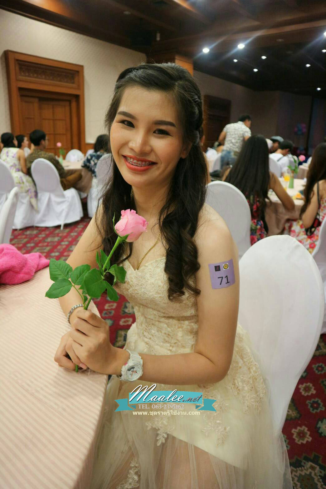 พร้อมเช่า ชุดราตรียาว เกาะอก ลูกไม้ คลุมด้วยผ้าตาข่าย สวยหรู สีครีมChampagne (มีทั้งแบบซิป และเชือกผูกหลัง)