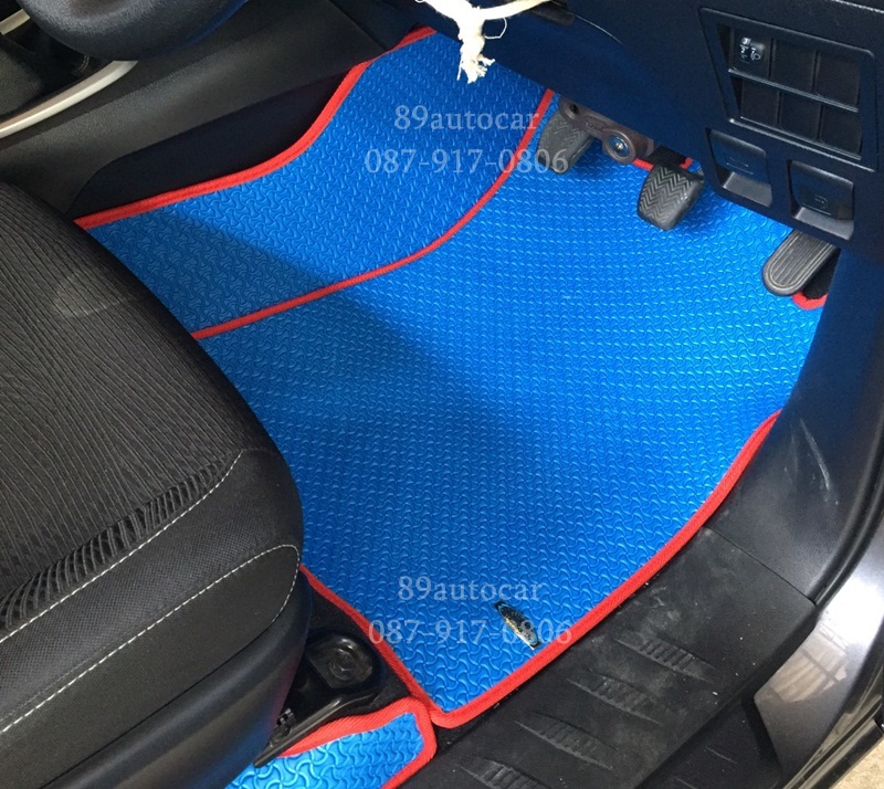 พรมกระดุมปูพื้นรถยนต์เข้ารูป Toyota Revo Cab จิ๊กซอร์สีฟ้าขอบแดง