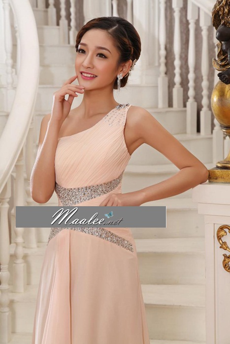 พร้อมเช่า ชุดราตรียาว ไหล่เดียว สีพีชอ่อน แต่งคริสตัล ปักเลื่อมเก๋รูปตัว V ทิ้งชายระบายด้านหน้า