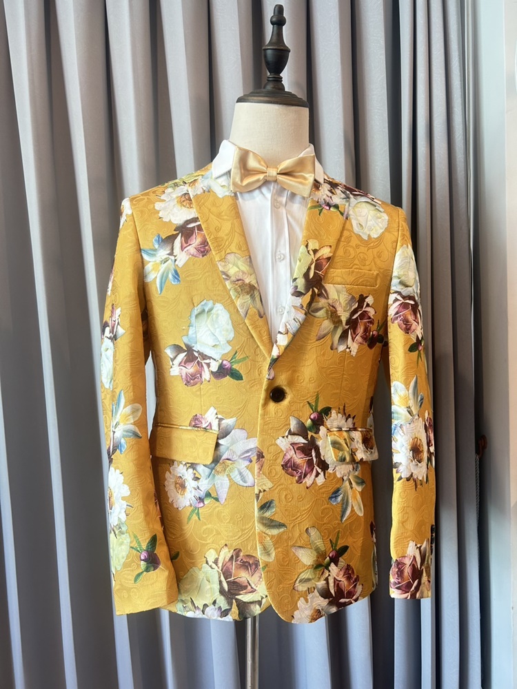 พร้อมเช่า เสื้อสูทชาย สีเหลือง ผ้าแจ๊กการ์ด ลายดอก Amber Yellow Floral Suit