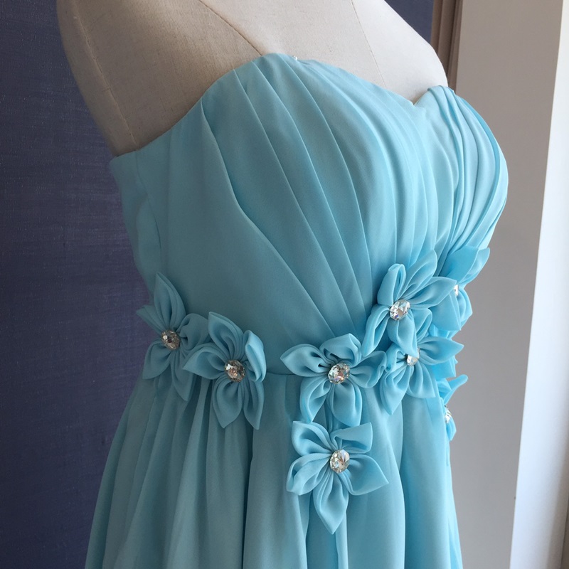 พร้อมเช่า ชุดราตรีสั้น เกาะอก หน้าสั้นหลังยาว แต่งดอกเพิ่มคริสตัล สีฟ้า