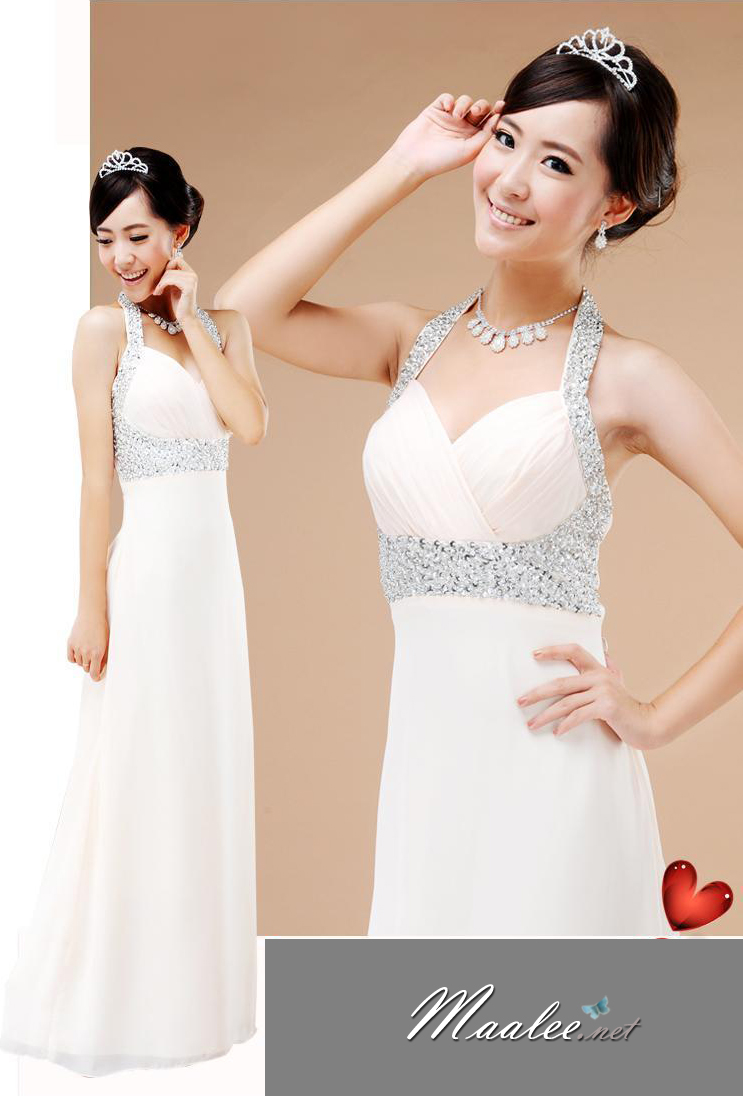 พร้อมเช่า ชุดราตรียาว สีขาว off-white แบบเก๋ คล้องคอ ช่วยยกเนินอกสวย