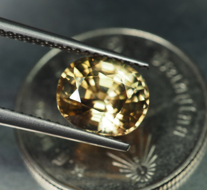 เพทายกัมพูชา 3.31 กะรัตสีน้ำตาลอ่อนปนเหลือง (0947)